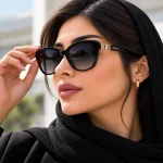 مدل زن با عینک آفتابی آسمان AS1026